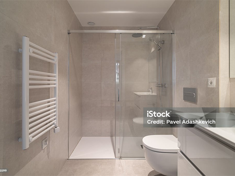 Fertiges Bad mit bodengleicher Dusche und beigen Großformatfliesen